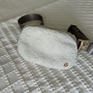 Lululemon Everywhere Belt Bag - Fleece